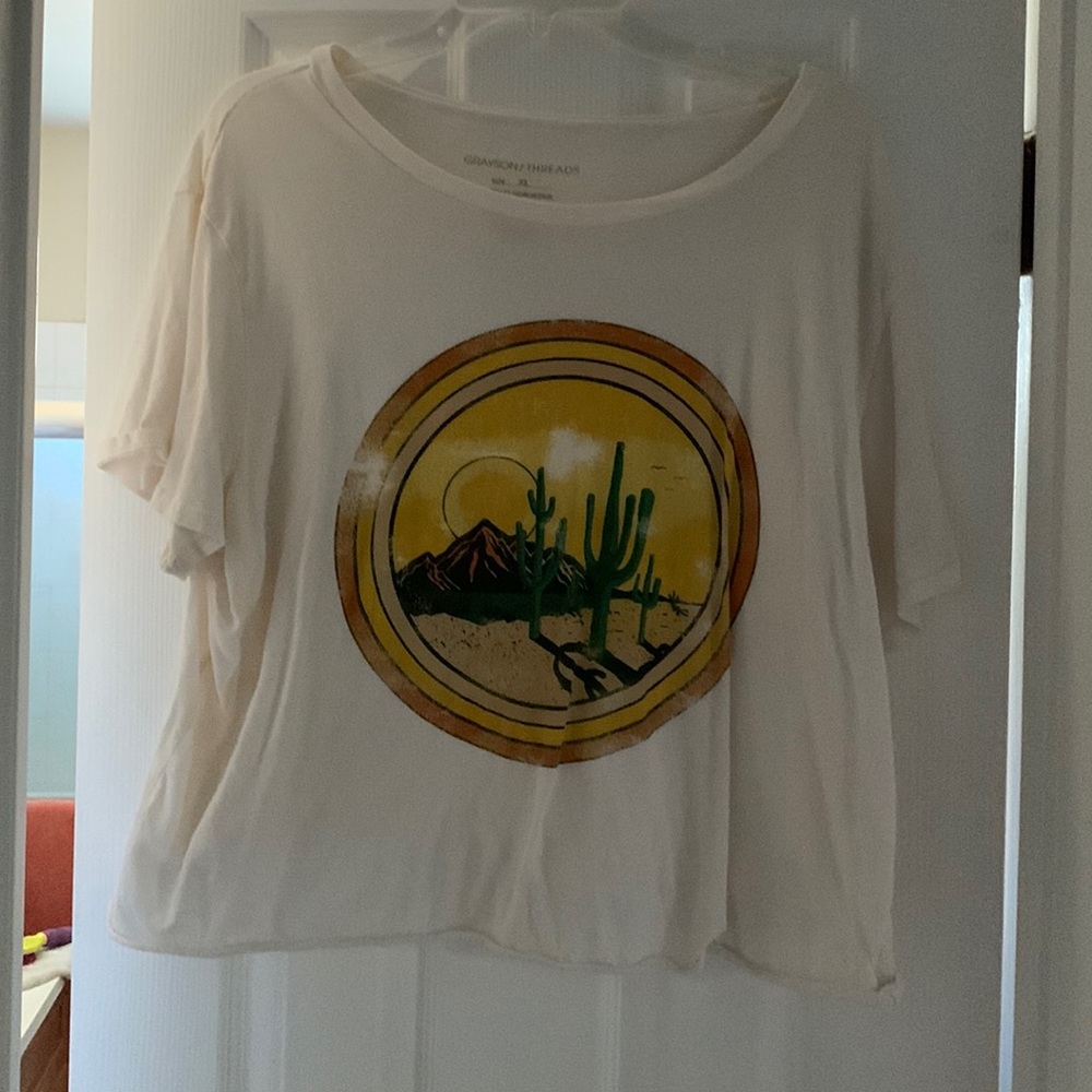 Womens cropped cream desert scene tee